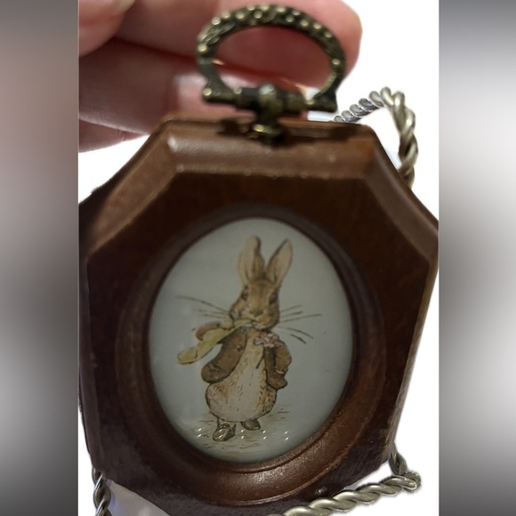 Vintage The Peter Rabbit Wooden Picture Frame with ornate hook, from the 80s. - Picture 4 of 6